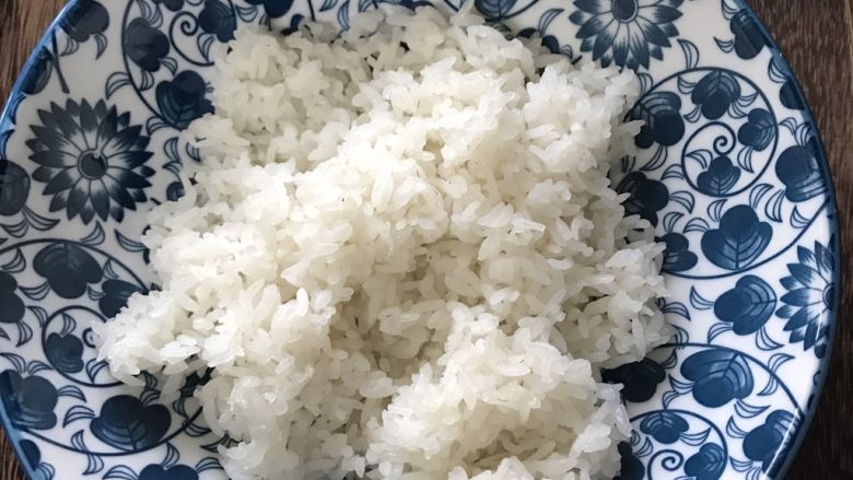 咸鸭蛋炒饭
,米饭一碗,隔夜米饭也可以