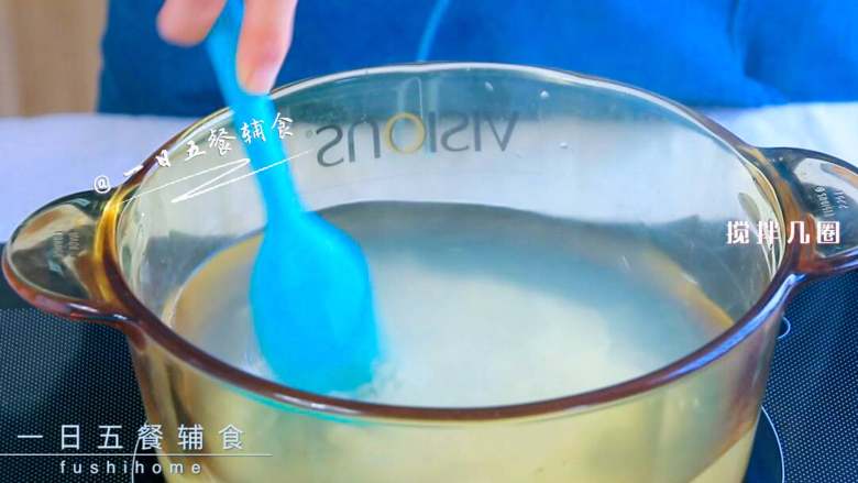 番茄丝瓜蛋黄虾皮粥,锅中加入4倍米的水,煮开后加入大米,搅拌几圈,小火煮20分钟。
>>根据上表,4倍米量的水是9个月以上宝宝的粥,比较浓稠。