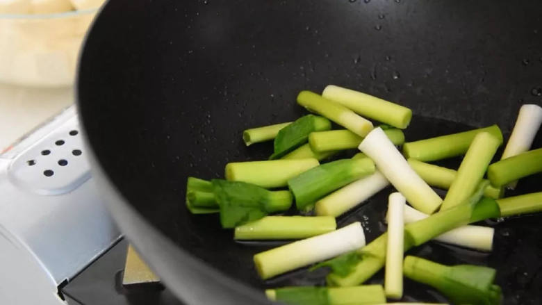 青蒜炒豆腐—质脆味鲜，还能健脾胃和清热散血,
热锅冷油， 先炒青蒜茎。