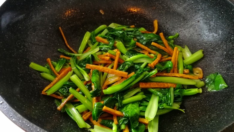 耗油青菜煎豆干,油菜炒软变绿就好了,好简单吧,出锅。