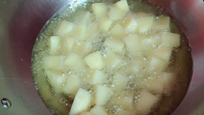 绝味土豆,热油,把土豆放入锅中炸熟