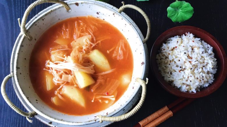 酸辣泡菜锅,不用加其他调味料了,直接出锅……