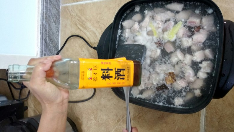 红烧肉,加入<a style='color:red;display:inline-block;' href='/shicai/ 718'>料酒</a>。
