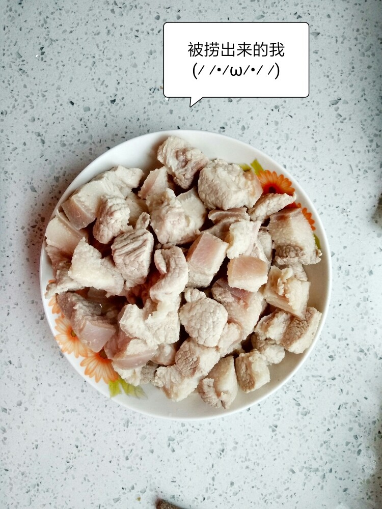红烧肉,用漏勺控干水分,捞出备用,香料另外捞出,姜片扔掉不要。