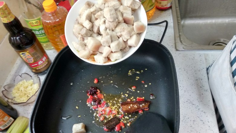 红烧肉,倒入控干水分的五花肉块。
