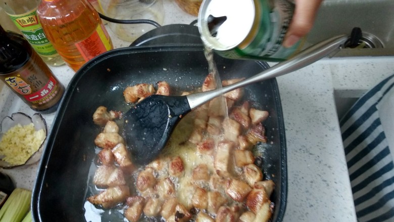 红烧肉,炒至色泽金黄后倒入醋和半瓶啤酒,翻炒。