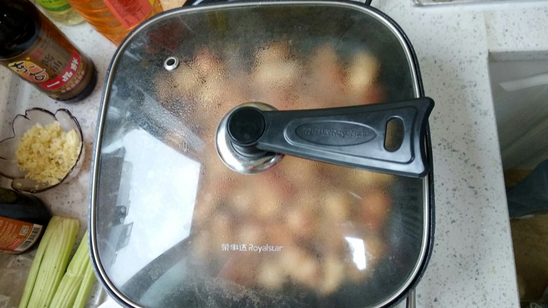 红烧肉,然后加盖焖煮。