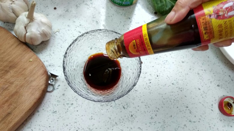 红烧肉,拿个小碗倒入<a style='color:red;display:inline-block;' href='/shicai/ 692'>酱油</a>和<a style='color:red;display:inline-block;' href='/shicai/ 721'>蚝油</a>。