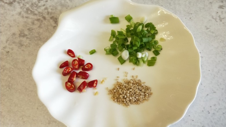 蒸素扣肉,蒸冬瓜时,将辣椒、<a style='color:red;display:inline-block;' href='/shicai/ 157'>小葱</a>切末