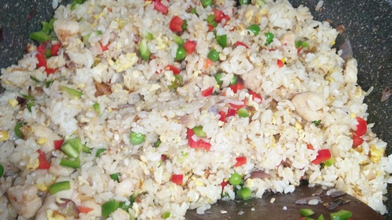 酸甜菠萝饭,加入青红椒,适量盐