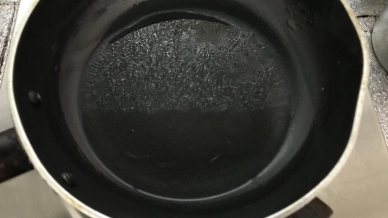 小白也能轻松做,青瓜汁鸡蛋饼,小火,不粘平底锅倒入一点点油。