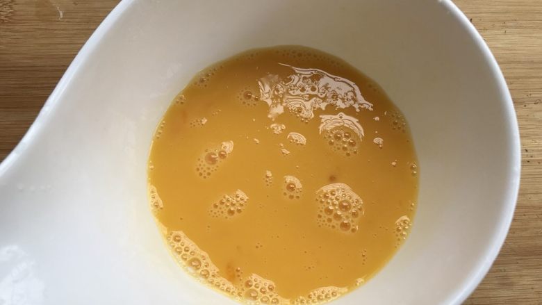 小白也能轻松做,青瓜汁鸡蛋饼,鸡蛋打散备用。