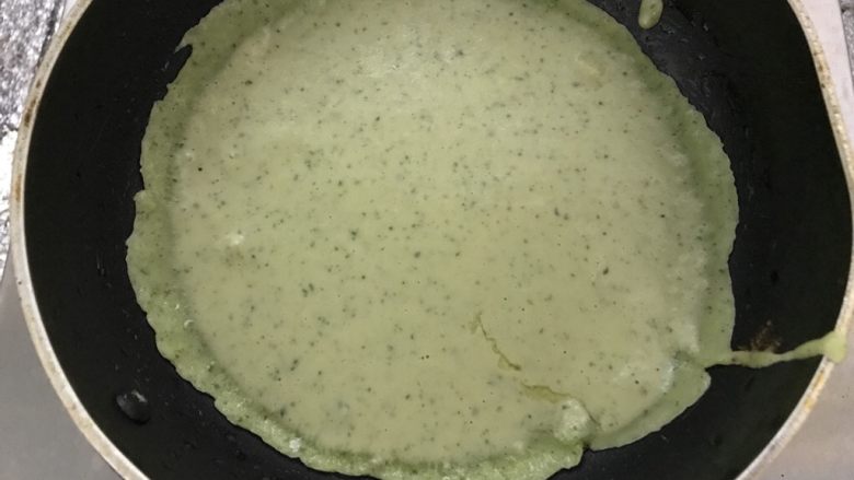 小白也能轻松做,青瓜汁鸡蛋饼,把面糊用勺子倒入,然后转圈让锅底均匀铺满面糊。