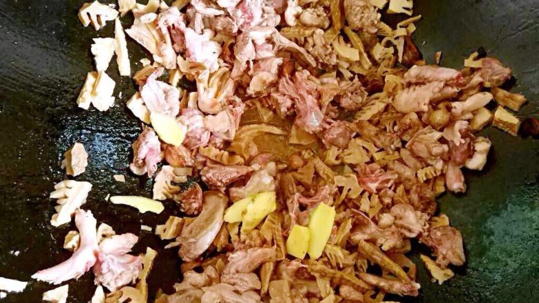 笋干烧啤酒鸭,锅烧热油,放姜先炸香,放鸭肉炒8分钟