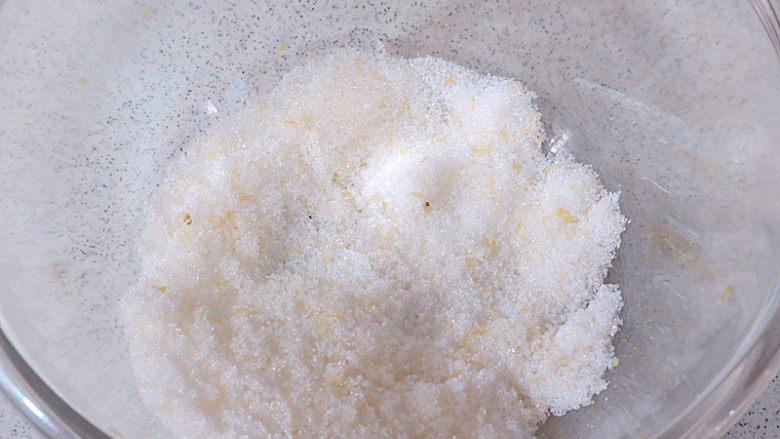 法式小甜点【椰蓉柠檬小方】,用手搓揉,使柠檬味充分释放