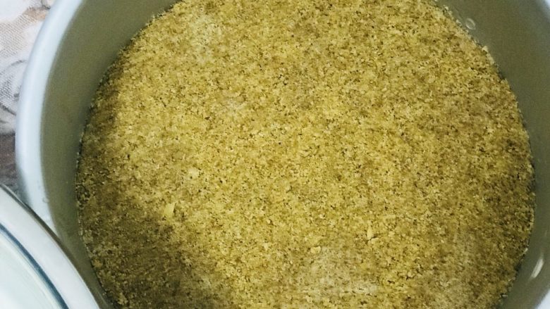 酸奶冻芝士,模具底铺油纸,将拌好的饼干压成饼底放冰箱冷藏