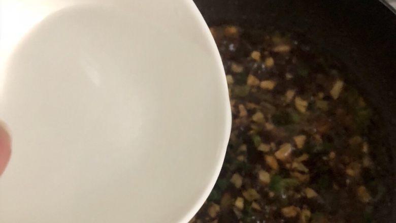 自制广式肠粉,加入开水,煮开后试下咸淡,不够咸的可放点盐