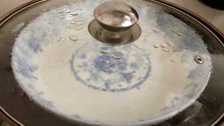 自制广式肠粉,蒸锅加水放入盘子,开火加热