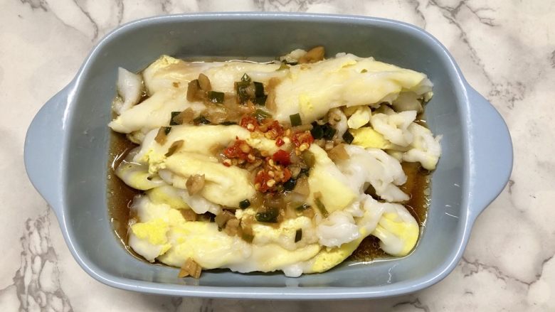 自制广式肠粉,淋上酱汁,再加点自制辣椒酱,吃起来感觉完全不输给外面买的,就是卖相没那么好。
