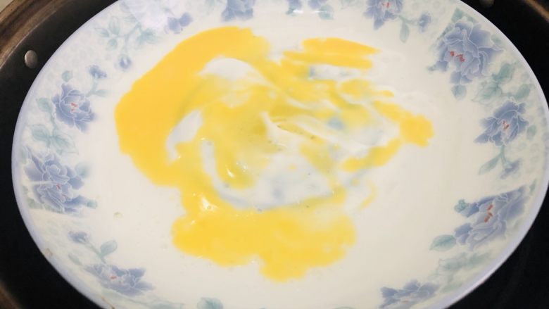 自制广式肠粉,再加入蛋液,盖上锅盖最大火蒸2-3分钟左右,看到表面起泡了,就可以准备用刮板铲起来了,我还借助了锅铲一起装盘的
