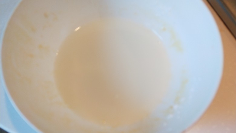 鸡蛋木耳黄花打卤面,碗中加入10克淀粉,适量水调成汁。