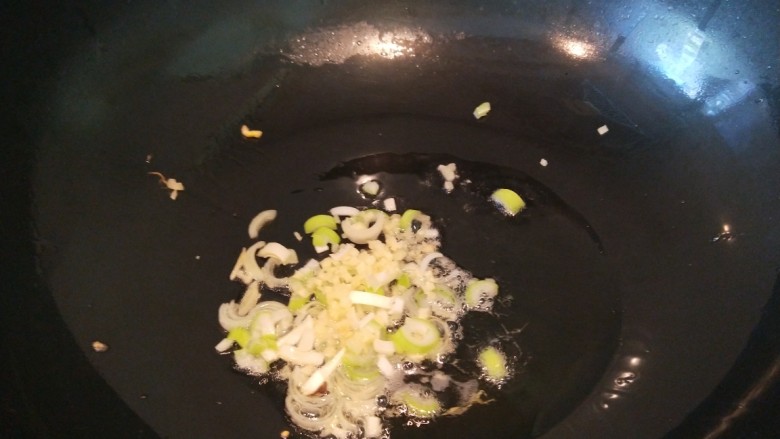 鸡蛋木耳黄花打卤面,锅中放10克油,放入葱姜末炒香。