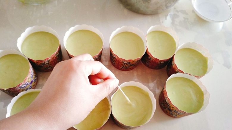 蔓越莓抹茶蛋糕,如果担心蛋糕内部中空，可以用根牙签在蛋糕里面划几圈。