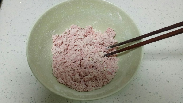 草莓手擀
素臊子面,加入草莓酱,搅拌成糊状。