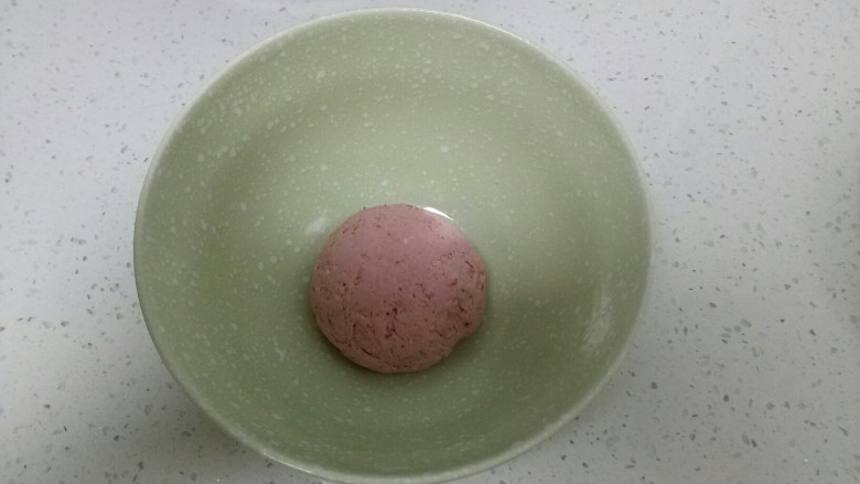 草莓手擀
素臊子面,活成面团,盖上保鲜膜醒30分钟。