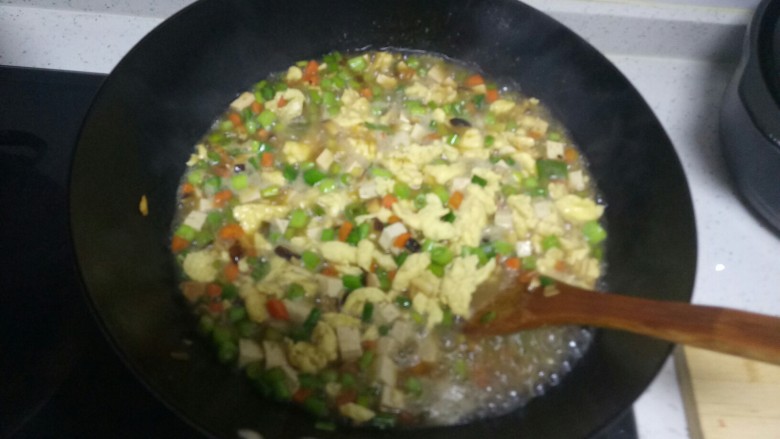 草莓手擀
素臊子面,倒入抹过食材的开水,水开后煮3分钟,倒入红薯淀粉汁,搅拌均匀,关火,加入适量<a style='color:red;display:inline-block;' href='/shicai/ 756'>鸡精</a>搅拌均匀。