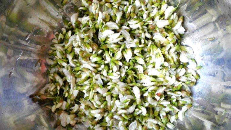 槐花馅饺子,洗净,控掉多余水份