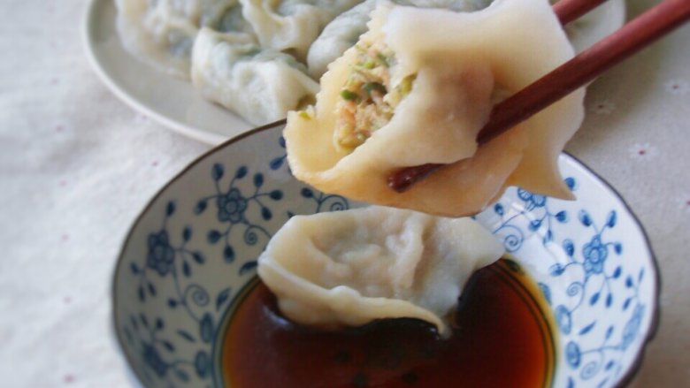 槐花馅饺子,吃的时候蘸醋,