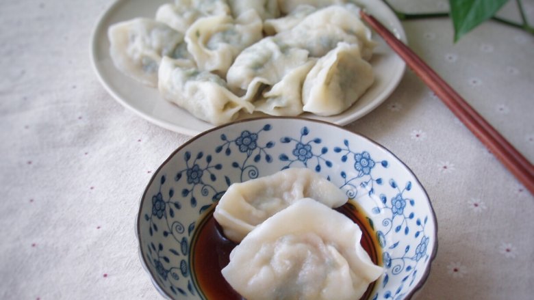 槐花馅饺子,喜欢辣的可以加红油辣子,再加点蒜泥,香!!