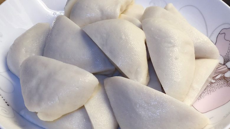 普宁炸豆腐,豆腐对角一刀切三角。
一块豆腐其实很小,一块也就只能切两块三角。