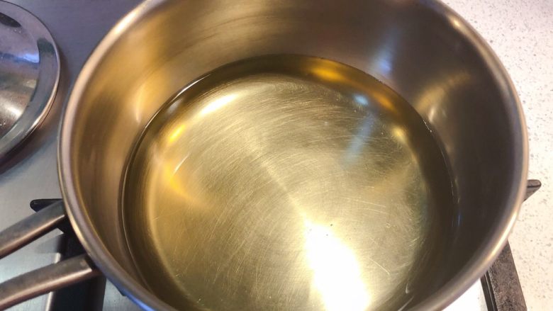 普宁炸豆腐,取一奶锅,加入油。
用奶锅是为了省油,因其口径小。土豪随意。