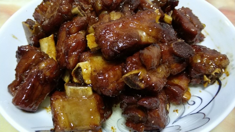 吃完还想吃的糖醋排骨,加姜丝是个人喜好,因为糖醋炖过的姜没有了辣味,味道超好吃,试过你才知道,我没法形容,吃过猪脚姜的人应该会懂的