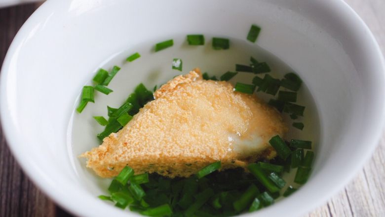普宁炸豆腐,传统吃法是粘一粘韭菜盐水,入口便是酥、嫩、咸、香……