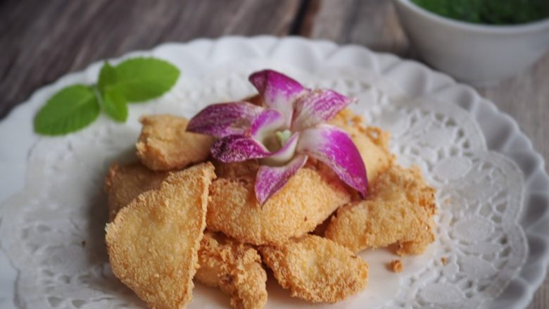 普宁炸豆腐,简简单单的豆腐,经过热油的洗练,居然有这样丰富的口感,难怪是潮汕餐桌上最受欢迎的菜式之一。