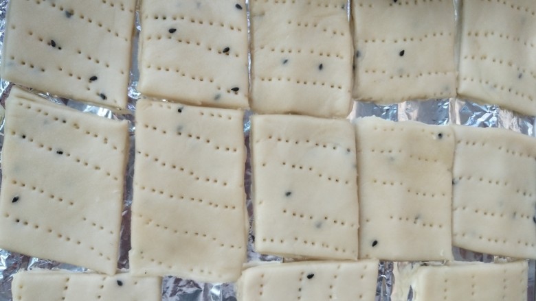 苏打饼干,烤盘上铺锡纸,摆好,烤第一盘