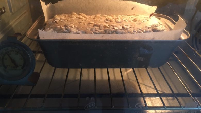 咖啡长崎蛋糕,烤箱预热至150度,模具送入烤箱。