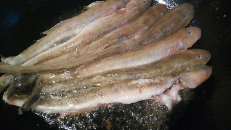 红烧豆豉泥鱼,锅里放油,油热下泥鱼煎