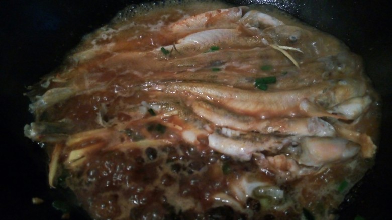 红烧豆豉泥鱼,清水少许、开大火煮开,中小火慢慢炖至泥鱼入味