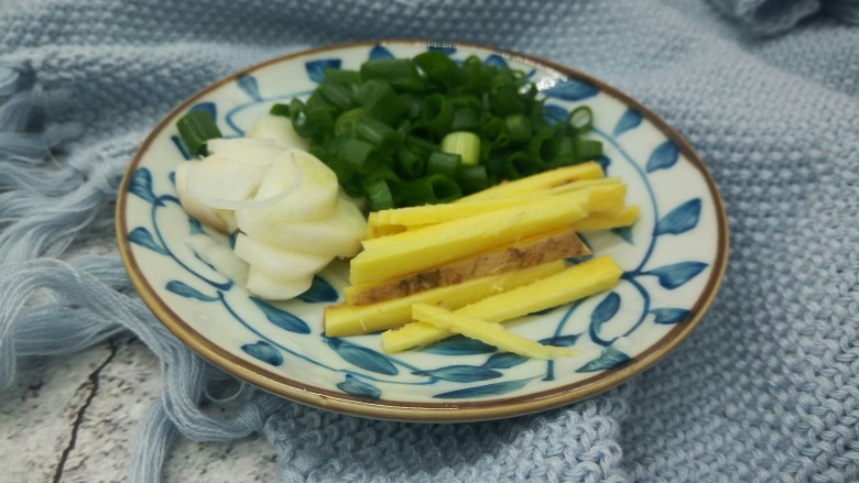 红烧豆豉泥鱼,生姜,葱切好备用