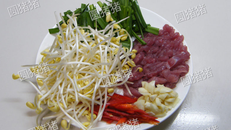 清爽小炒——如意肉丝,<a style='color:red;display:inline-block;' href='/shicai/ 34494'>猪瘦肉</a>丝成条状，<a style='color:red;display:inline-block;' href='/shicai/ 2692'>黄豆芽</a>去根，<a style='color:red;display:inline-block;' href='/shicai/ 116'>韭菜</a>切段，红椒去籽切丝。