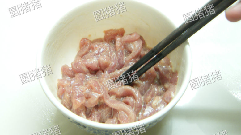 清爽小炒——如意肉丝,用腌肉料将猪肉拌均匀,腌制15分钟。