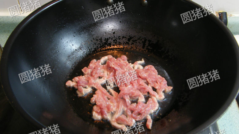 清爽小炒——如意肉丝,锅内油烧至3成热,放入猪肉丝滑炒至变色,捞起备用。