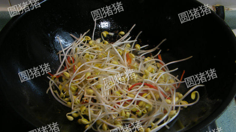 清爽小炒——如意肉丝,锅内再热少许油,放入<a style='color:red;display:inline-block;' href='/shicai/ 6559'>蒜蓉</a>爆香。加入黄豆芽大火翻炒约1分钟。