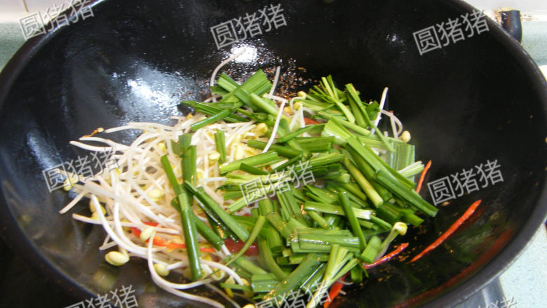 清爽小炒——如意肉丝,再加入韭菜段及所有调味料,大火翻炒约半分钟。