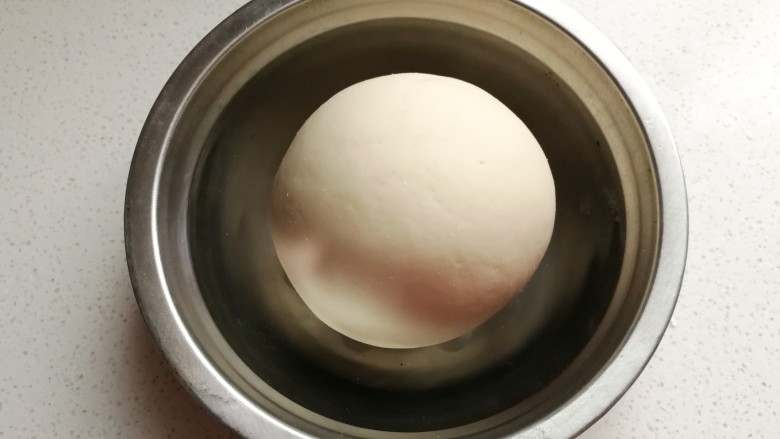 熊猫豆沙馒头,然后揉成光滑的面团,放入容器中,盖上保鲜膜发酵