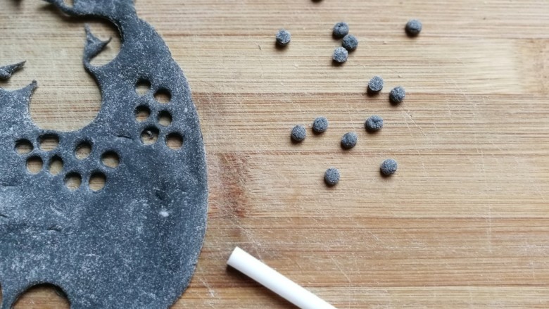 熊猫豆沙馒头,再继续用牛奶吸管,在面片上刻出8个小圆点,这些小圆点就是熊猫的鼻子